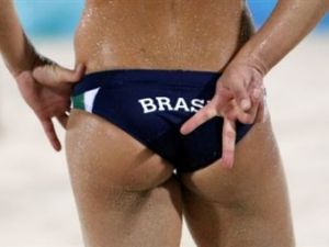 Бразильская пляжная волейболистка Ларисса. Фото (c) AFP